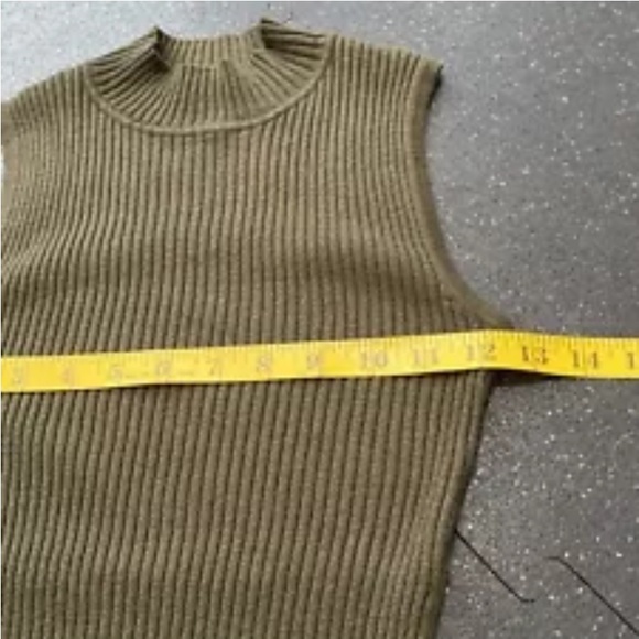 It’s Our Time Womens Mock Turtleneck Olive Green Sleeveless Sweater Top Medium - Picture 4 of 6